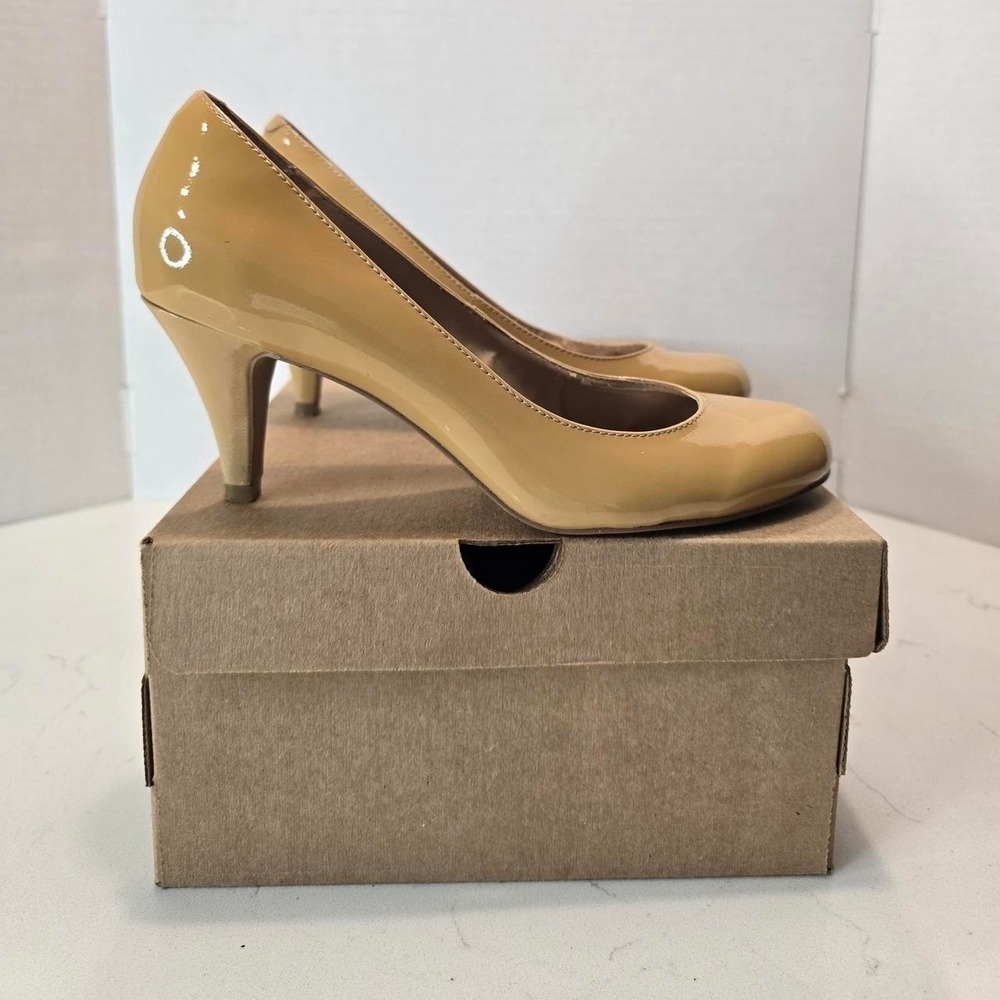 Steven Madden Ultra Tan Patent leather Round Toe Pump-  7.5